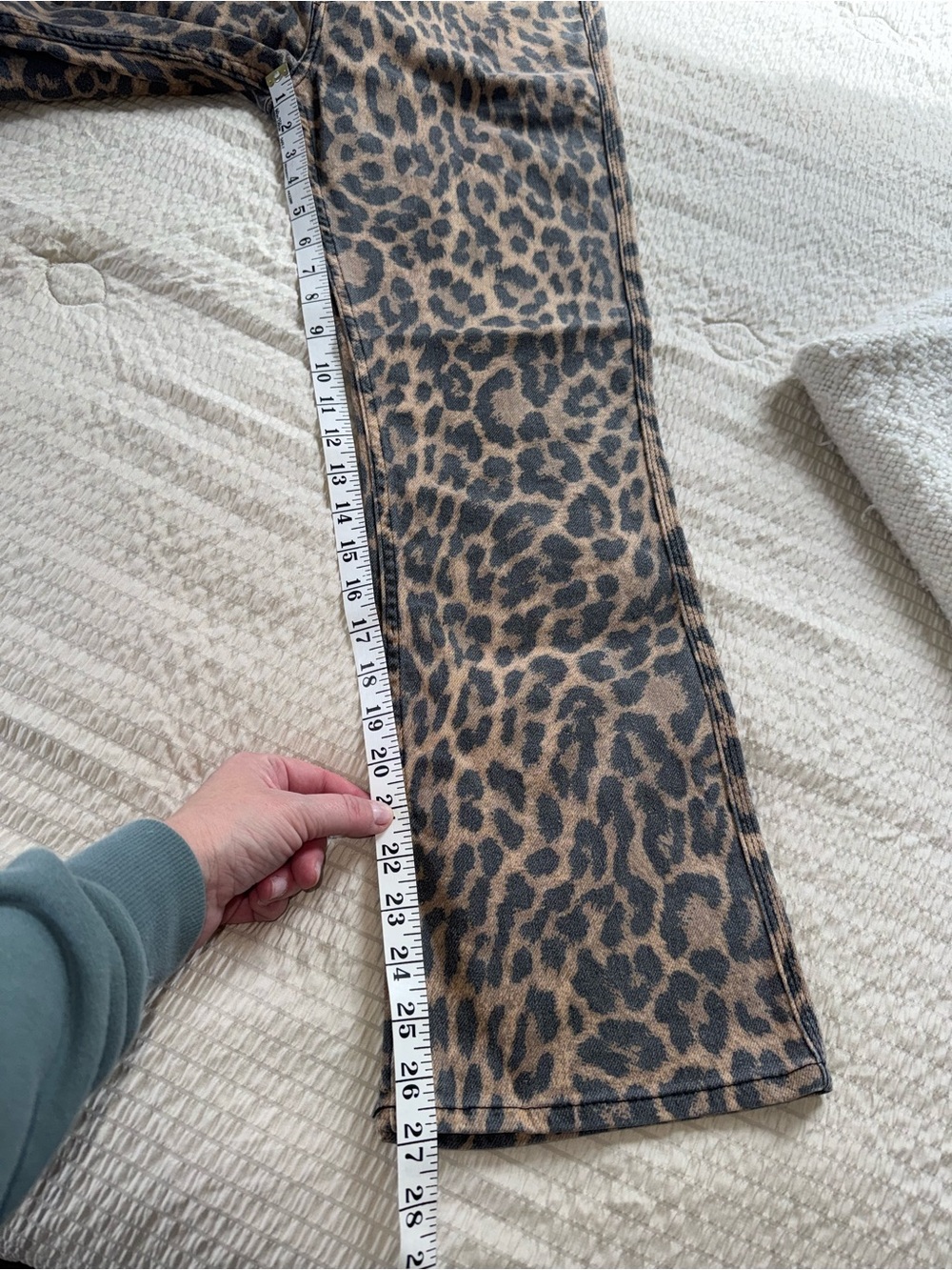 Good American Good Standard Leopard Kick Flare Jeans 4/27 - Picture 3 of 6